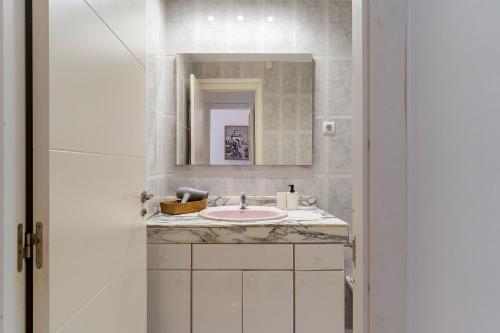 un baño con lavabo y espejo en 1820 - AB Gaudí Avenue Apartment, en Barcelona