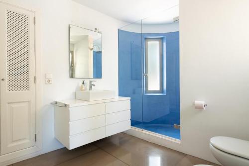 ein Badezimmer mit Waschbecken und Glasdusche in der Unterkunft Es Tamarells -S'Estanyol- in Colònia de Sant Pere