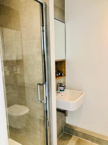 a bathroom with a sink and a shower at 1 bedroom luxury apartment 20 min from centre in London
