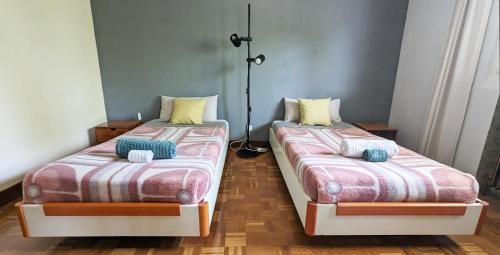 two beds sitting next to each other in a room at SUYOLUCE, su chalet en la Sierra in Escorial
