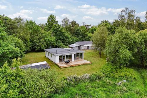 an overhead view of a tiny house in the woods at Holiday Home With Views Over Arresø Lake in Frederiksværk