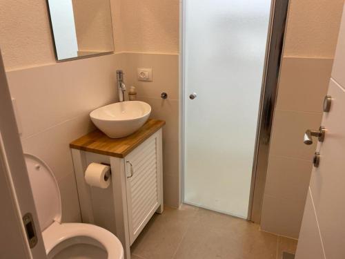 Ένα μπάνιο στο Accommodation at Miss Daisy - להתארח אצל מיס דייזי