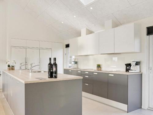 Dapur atau dapur kecil di 26 person holiday home in Frørup