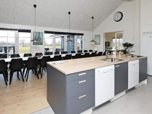 Dapur atau dapur kecil di 26 person holiday home in Frørup