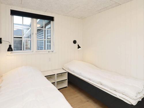 Katil atau katil-katil dalam bilik di 26 person holiday home in Frørup