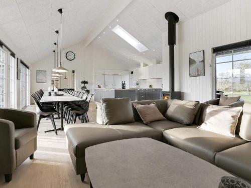 Ruang duduk di 26 person holiday home in Frørup