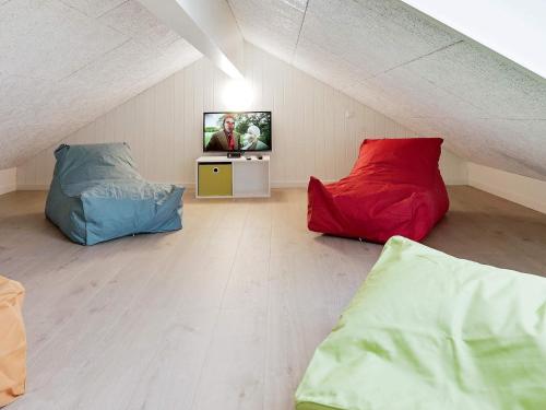 Ruang duduk di 26 person holiday home in Frørup