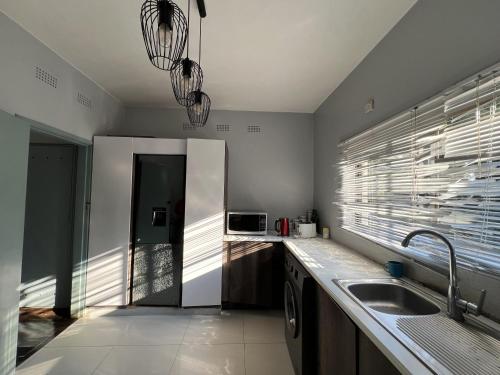 Η κουζίνα ή μικρή κουζίνα στο Mutare Manor : Single Room - 2308