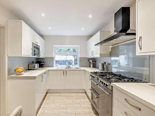 Η κουζίνα ή μικρή κουζίνα στο 5 Bed in Aberdovey 93603