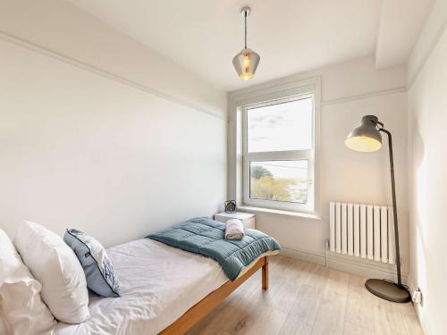 Ένα ή περισσότερα κρεβάτια σε δωμάτιο στο 5 Bed in Aberdovey 93603