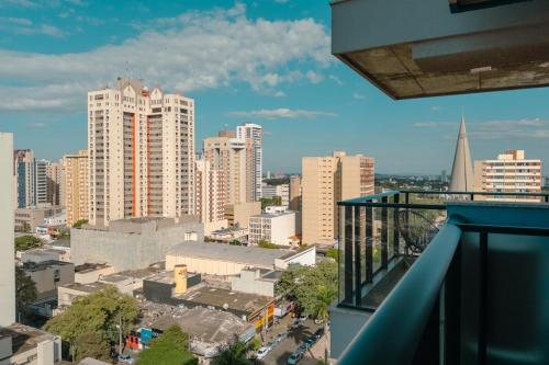 a view of a city from a balcony at Seu apê ideal te espera! CA1306 in Maringá