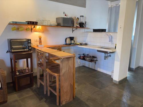 Una cocina o zona de cocina en Loft charmoso bem no centro