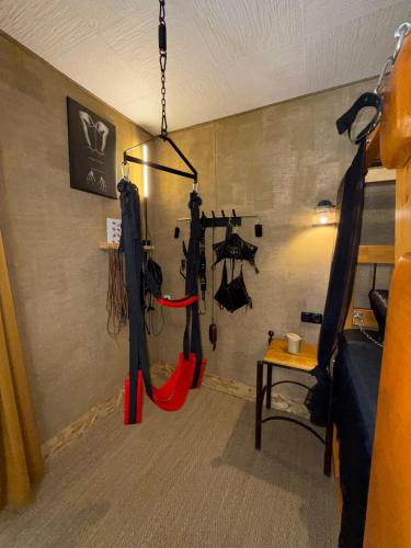 a room with a room with a group of golf swings at Insinuances in Douzens