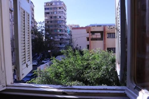 einen Blick aus dem Fenster einer Stadt in der Unterkunft Magdalena Haus in Alexandria