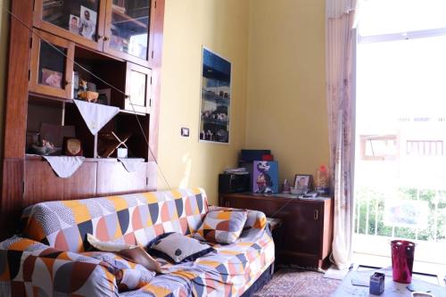ein Wohnzimmer mit einer Couch und einem Fenster in der Unterkunft Magdalena Haus in Alexandria