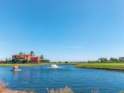 een rivier met een bank in het midden bij Belvilla by OYO Valle del Este in El Esparragal