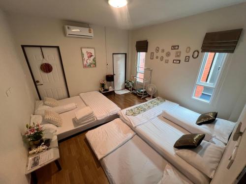 Una habitación con dos camas. en The Oxygenhomestay @hatyai, en Songkhla