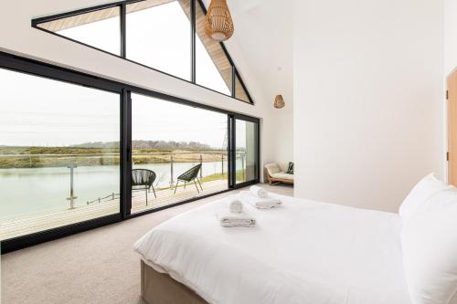 une chambre avec un lit et une grande fenêtre dans l'établissement Serendipity BR12 Silverlake Warmwell Dorset, à Dorchester