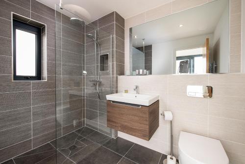 une salle de bain avec lavabo et douche dans l'établissement Serendipity BR12 Silverlake Warmwell Dorset, à Dorchester