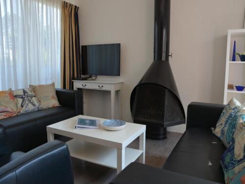 Μια τηλεόραση ή/και κέντρο ψυχαγωγίας στο Bungalow in Noordwijk near Lake & Beach