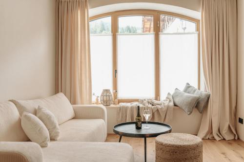 un soggiorno con un divano e un tavolo di grainau1 boutique apartments a Grainau