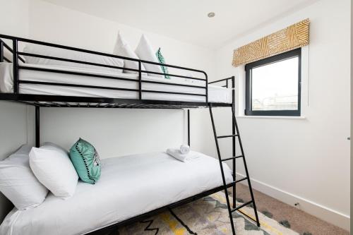 une chambre avec un lit superposé avec une échelle dans l'établissement Jurassic BR26 Silverlake Dorset, à Warmwell