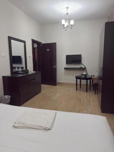 Katil atau katil-katil dalam bilik di Al zain hotel apartment