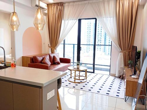una sala de estar con un sofá y una mesa en Trion Kuala Lumpur Near by TRX, en Kuala Lumpur