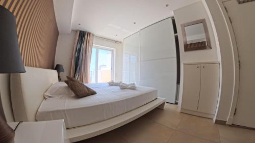 Ένα ή περισσότερα κρεβάτια σε δωμάτιο στο 2 BR Penthouse in Sliema Center