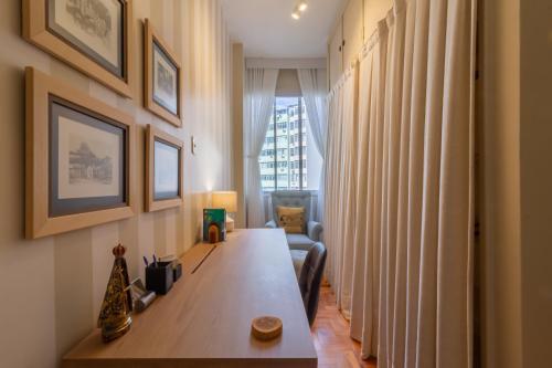 a living room with a table and a chair at Refugio em Copacabana Perto da Praia - I801 in Rio de Janeiro