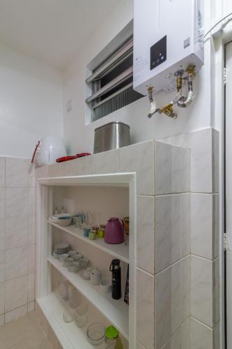 a kitchen with white walls and white shelves at Refugio em Copacabana Perto da Praia - I801 in Rio de Janeiro