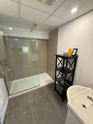 a bathroom with a shower and a sink at Hostellerie du Suroît in Beauharnois