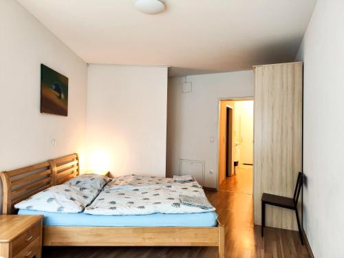 ein Schlafzimmer mit einem Bett mit Holzbettgestell in der Unterkunft The Smart Flat in Wien