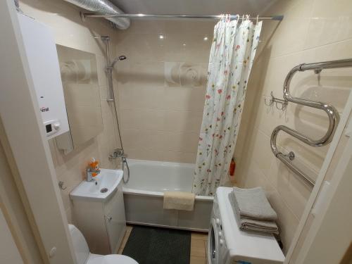 ein Badezimmer mit Badewanne, Toilette und Dusche in der Unterkunft Perfect Studio in Narva center in Narva