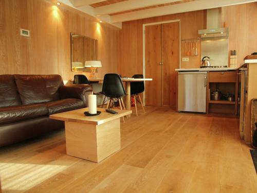 Kuchyň nebo kuchyňský kout v ubytování Apartment in Heiloo near North Sea Beach