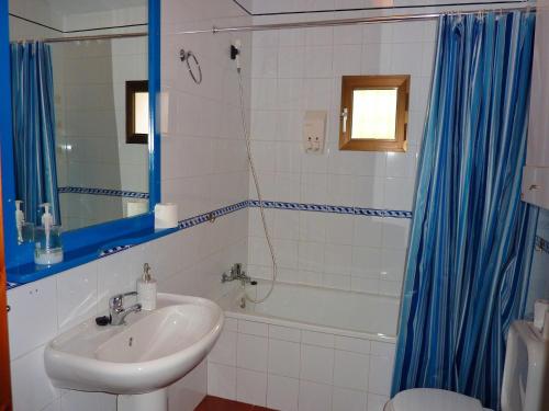 Bilik mandi di Family Stay with Private Pool