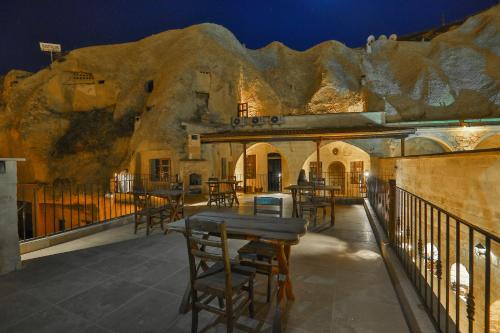 Lounge o bar area sa Oread Cave Suites