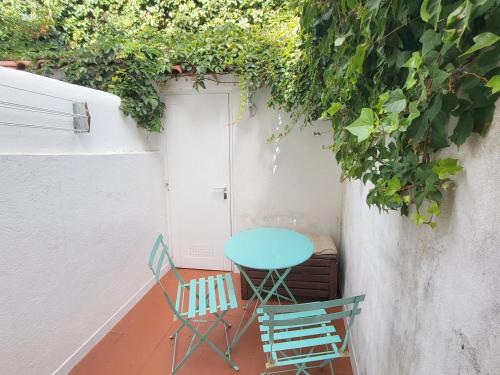 Cozy 2BR w/ Patio & Private Entry – Santos | By Airnest