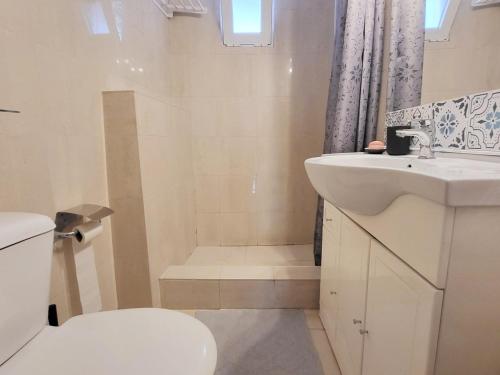 Cozy 2BR w/ Patio & Private Entry – Santos | By Airnest
