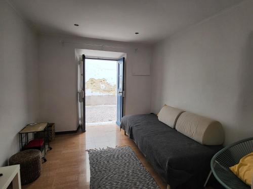 Cozy 2BR w/ Patio & Private Entry – Santos | By Airnest
