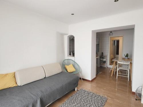Cozy 2BR w/ Patio & Private Entry – Santos | By Airnest