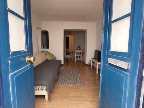 Cozy 2BR w/ Patio & Private Entry – Santos | By Airnest