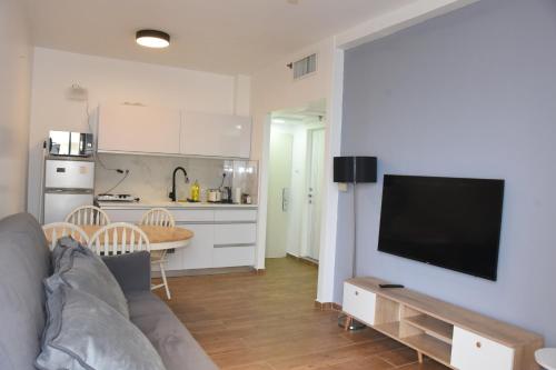 Cucina o angolo cottura di Kings Towers Accommodation in Tiberias