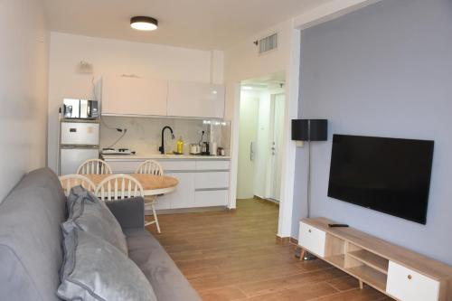 Cucina o angolo cottura di Kings Towers Accommodation in Tiberias