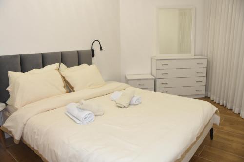 Letto o letti in una camera di Kings Towers Accommodation in Tiberias