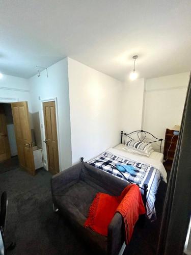 a bedroom with a bed in a room at EGHAM LOVELY STUDIO SELF CONTAINED 2 mins station in Egham