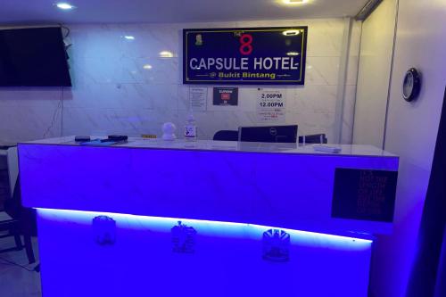 クアラルンプールにあるOYO 91036 J CAPSULE HOTEL @ JALAN BUKIT BINTANGのホテルの前の青い照明のカウンター
