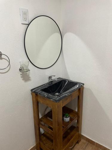 La PorteñaにあるHermoso Departamento a Mts de La Playaのバスルーム(鏡付き洗面台付)