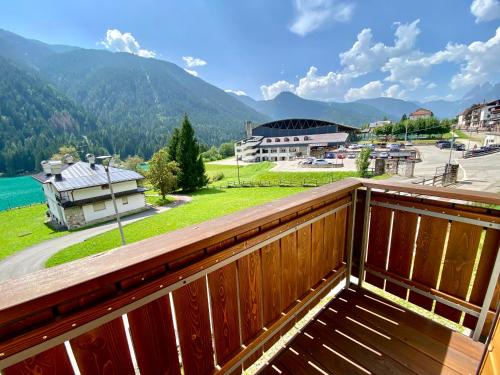 a balcony with a view of a mountain at Bilocale vista lago in Auronzo di Cadore