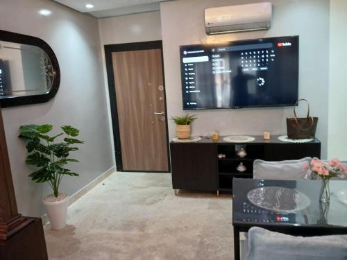 Televisyen dan/atau pusat hiburan di Beachside Apartment